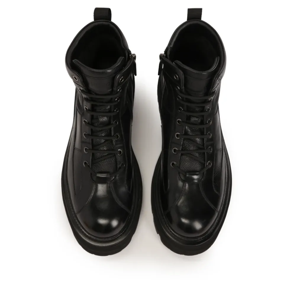 Schwarze Stiefel mit Profilsohle