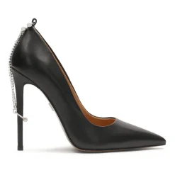 Schwarze Stilettos mit einer Kette am Absatz befestigt.Dieses Produkt fällt klein aus.