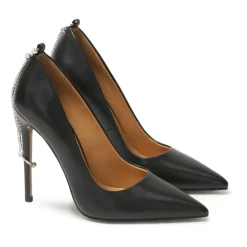 Schwarze Stilettos mit einer Kette am Absatz befestigt.Dieses Produkt fällt klein aus.