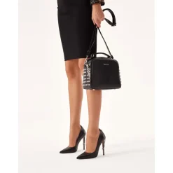 Schwarze Stilettos mit einer Kette am Absatz befestigt.Dieses Produkt fällt klein aus.