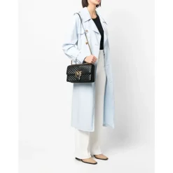 Schwarze Taschen für stilvolles Aussehen