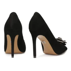 Schwarze Wildlederpumps mit glänzender Blume