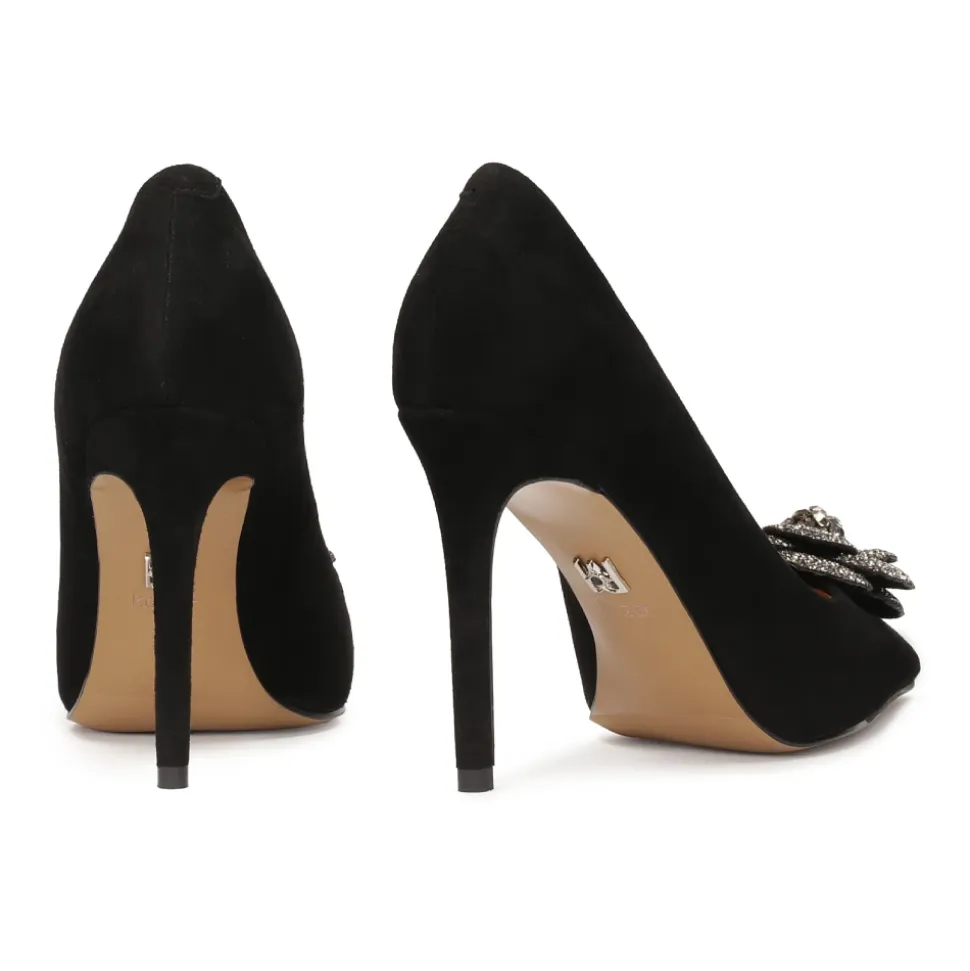 Schwarze Wildlederpumps mit glänzender Blume