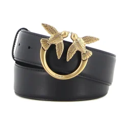 Schwarzer Ledergürtel mit goldenem Logo