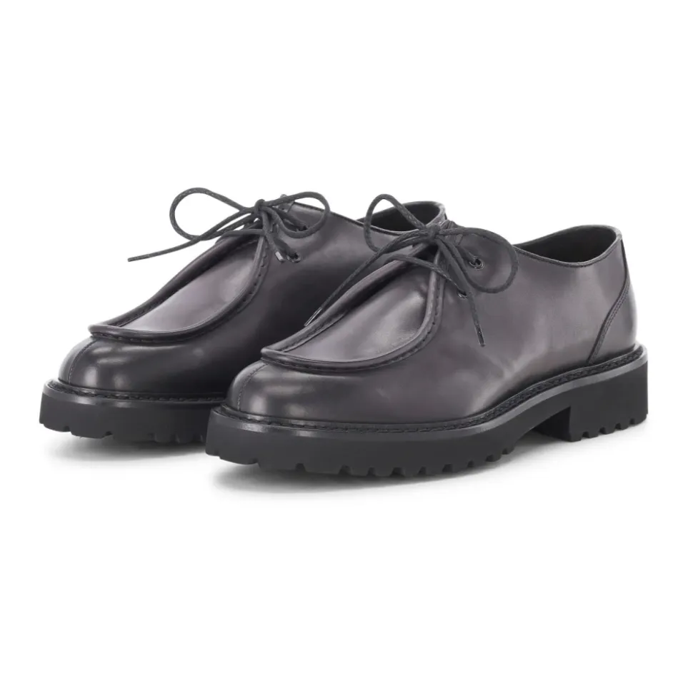 Schwarzer Lederschnürschuh mit modernem Design