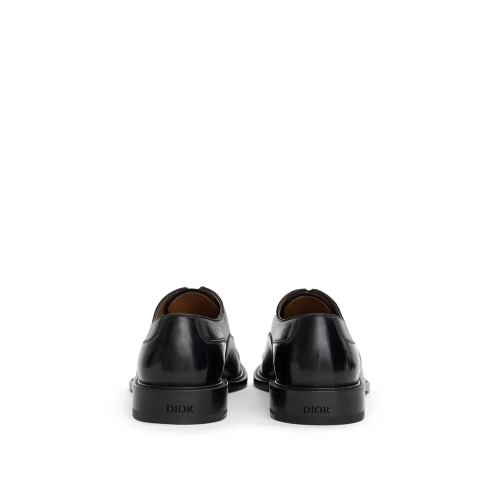 Schwarzer Oxford-Lederschuh mit Schnürsenkeln