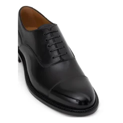 Schwarzer Oxford-Lederschuh mit Schnürsenkeln