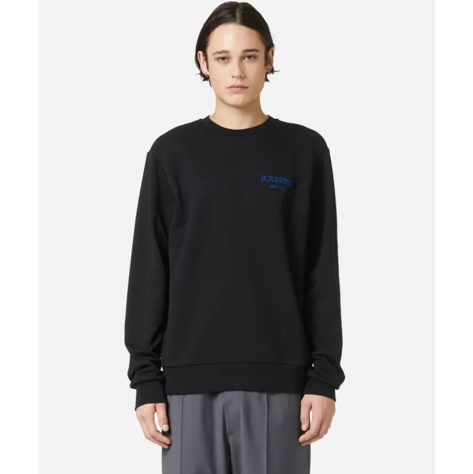 Schwarzer Pullover mit kleinem Branding
