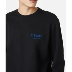 Schwarzer Pullover mit kleinem Branding