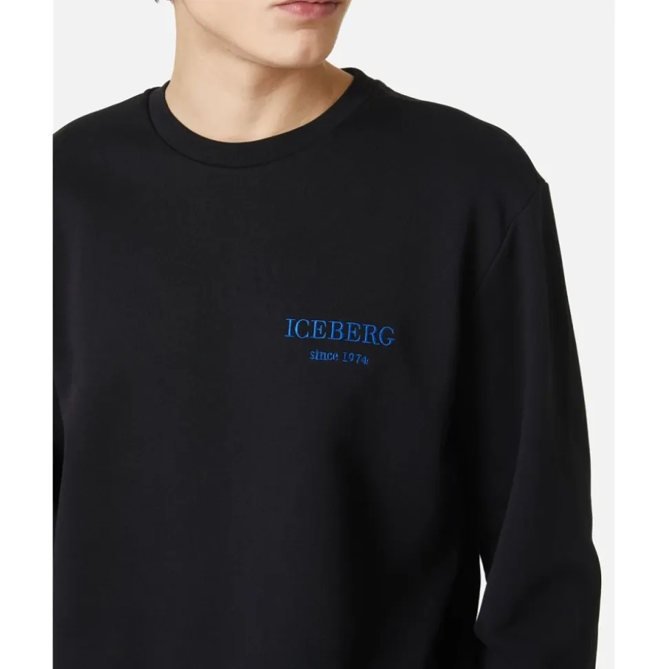 Schwarzer Pullover mit kleinem Branding