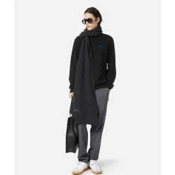 Schwarzer Pullover mit kleinem Branding