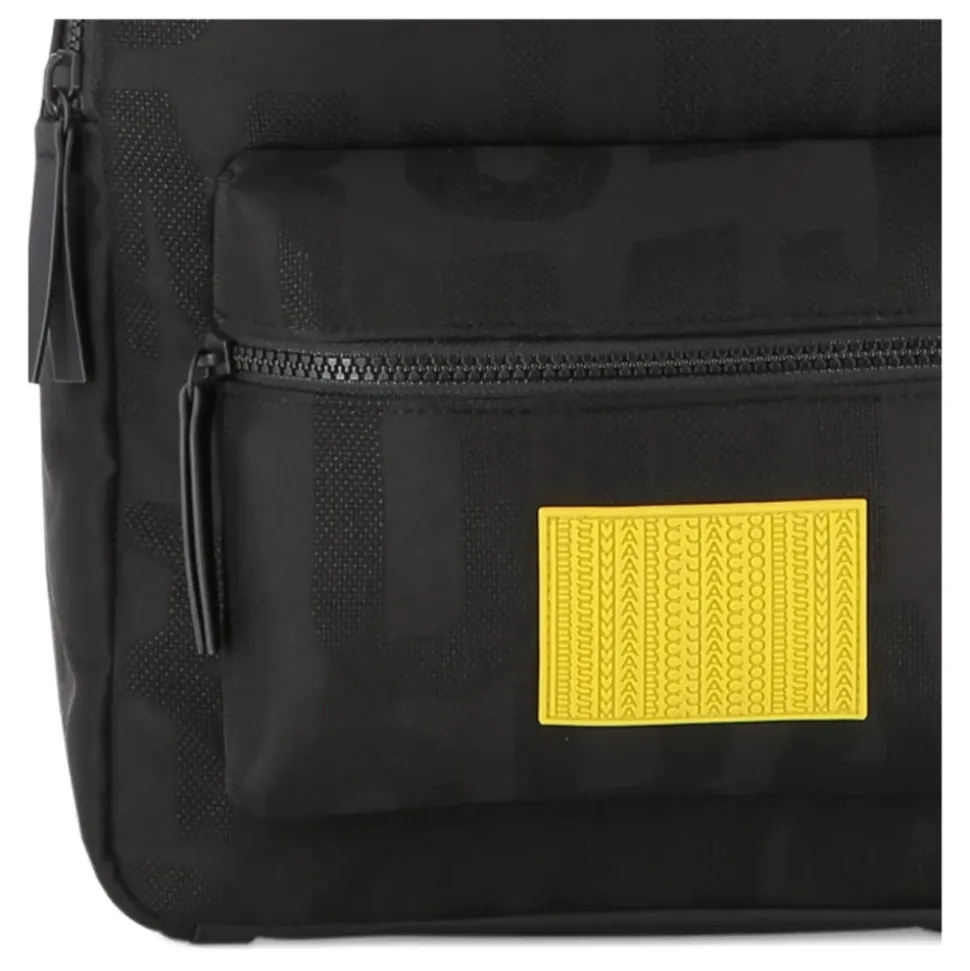 Schwarzer Rucksack mit gelbem Akzentpatch