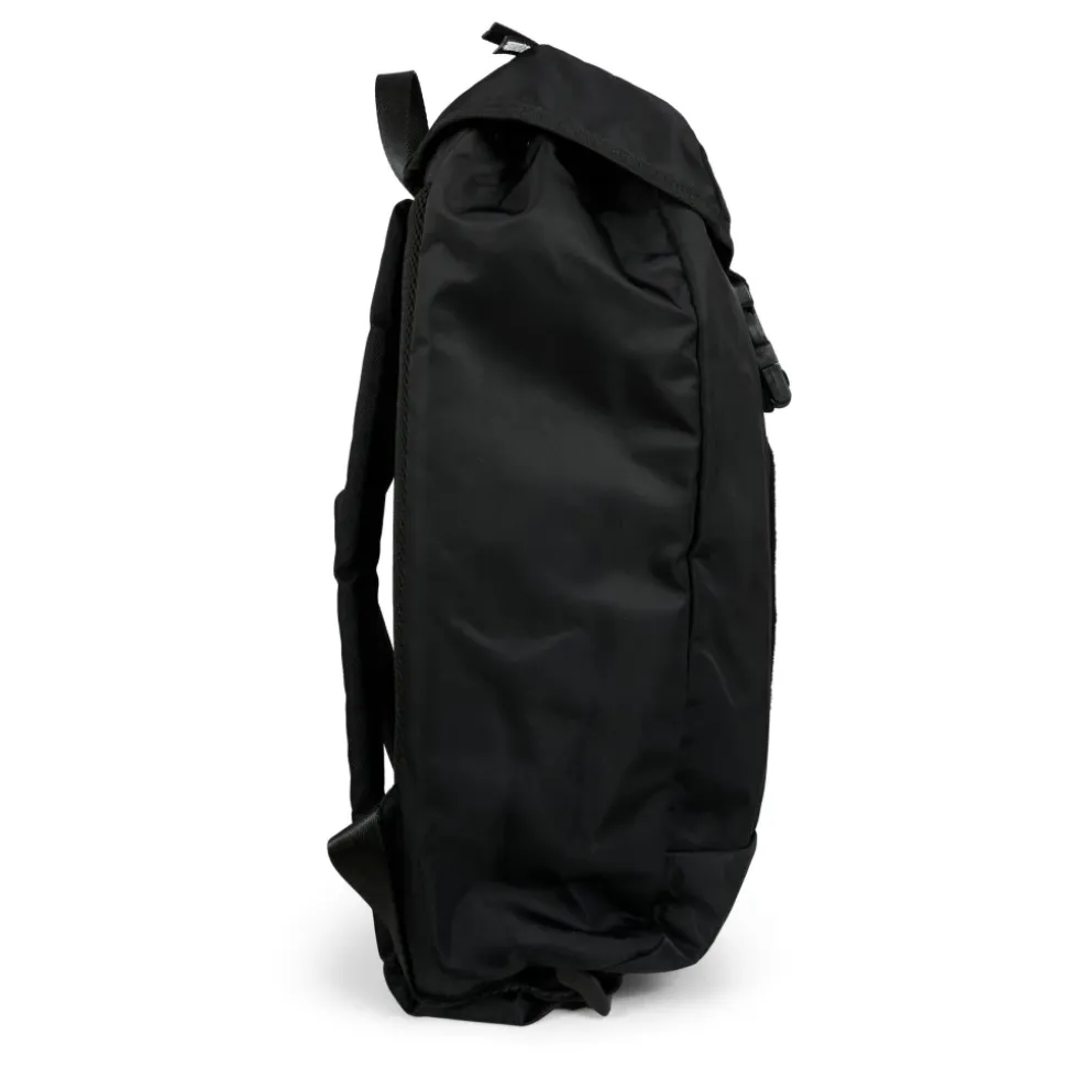 Schwarzer Rucksack mit Schnappverschluss