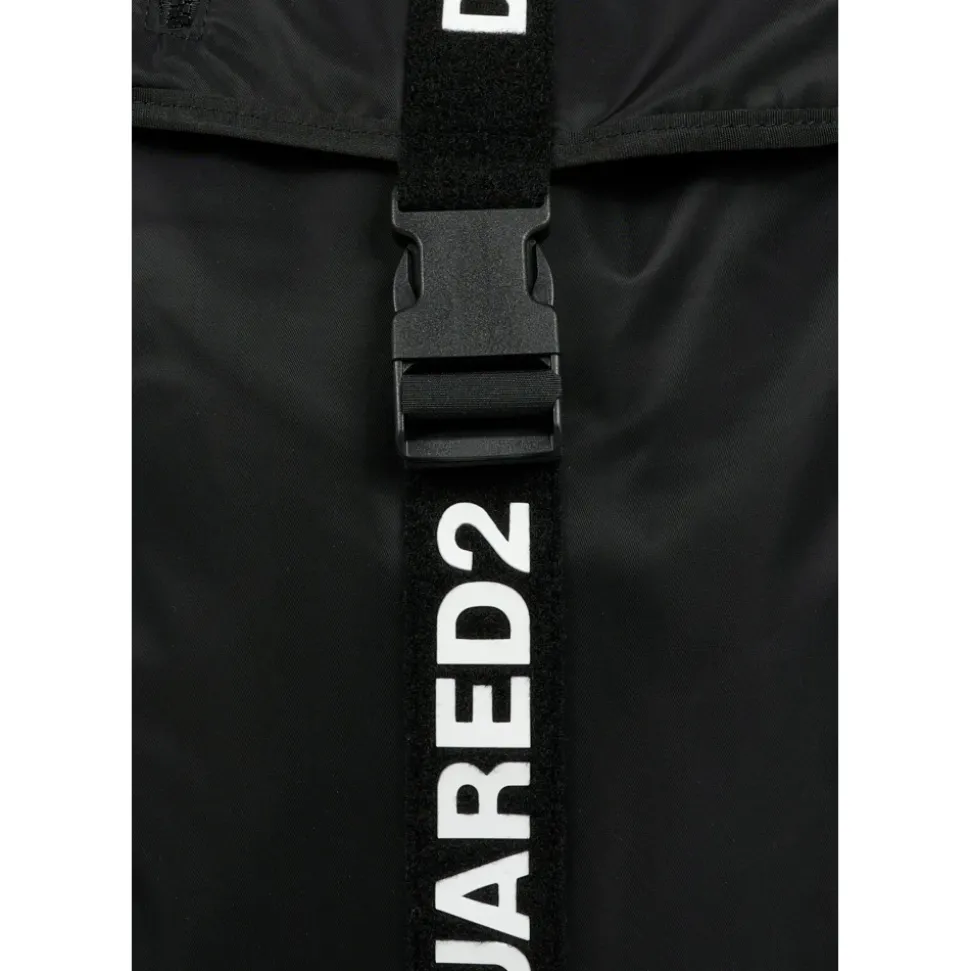 Schwarzer Rucksack mit Schnappverschluss