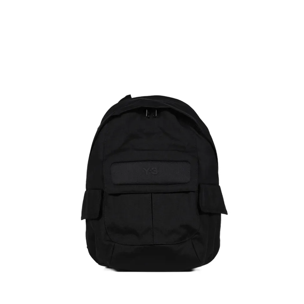Schwarzer Rucksack mit verstellbaren Riemen