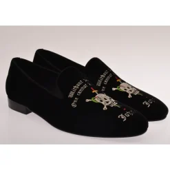 Schwarzer Slipper mit Totenkopfstickerei