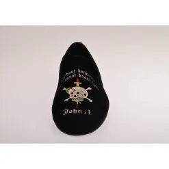 Schwarzer Slipper mit Totenkopfstickerei