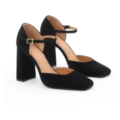 Semi-offene Wildlederpumps mit offener Zehenpartie auf einem Pfosten.Dieses Produkt fällt groß aus.