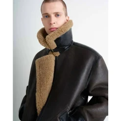 Shearling-Mantel mit kontrastierendem Lederbesatz