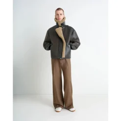 Shearling-Mantel mit kontrastierendem Lederbesatz