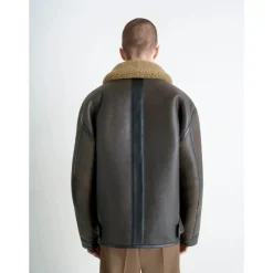 Shearling-Mantel mit kontrastierendem Lederbesatz