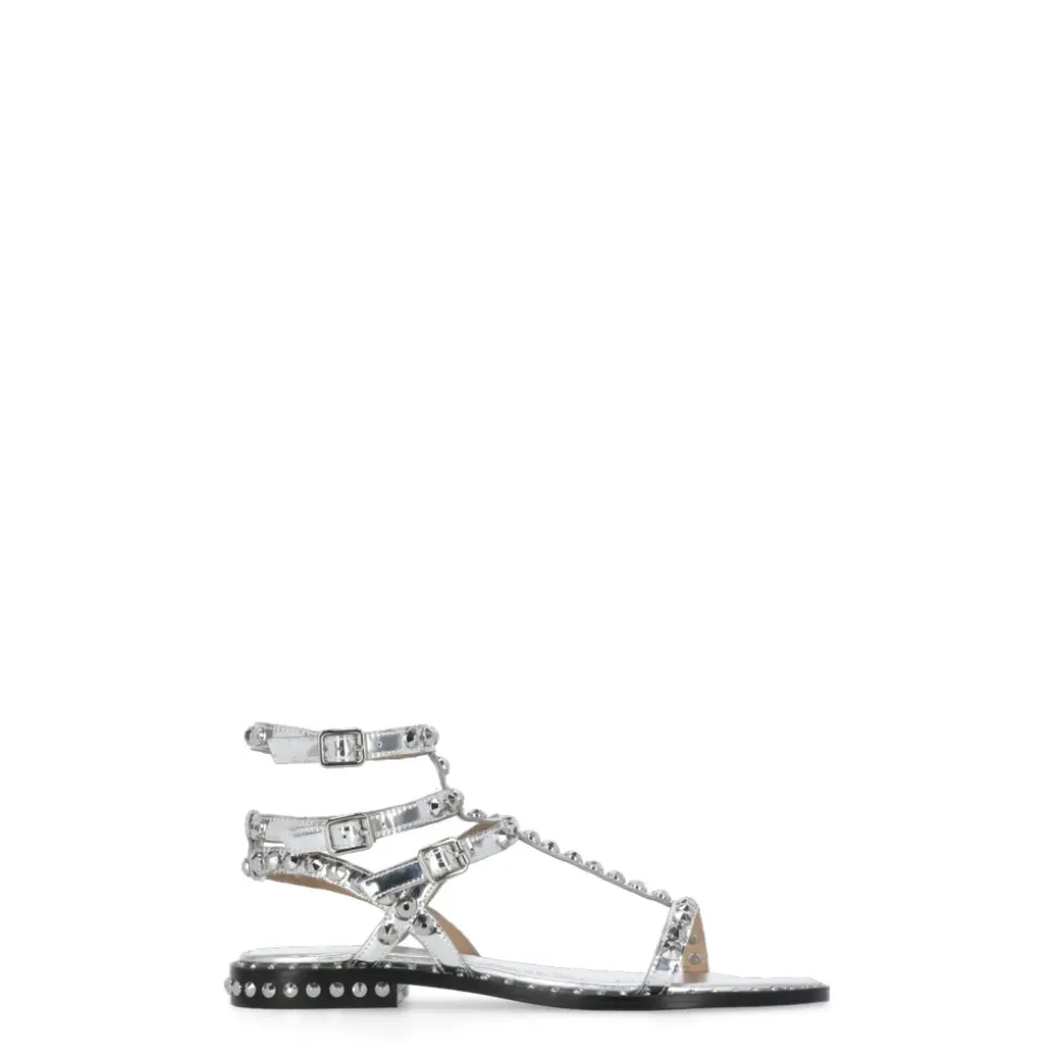 Silberne Ledersandalen mit Nieten