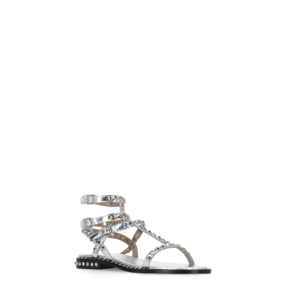 Silberne Ledersandalen mit Nieten