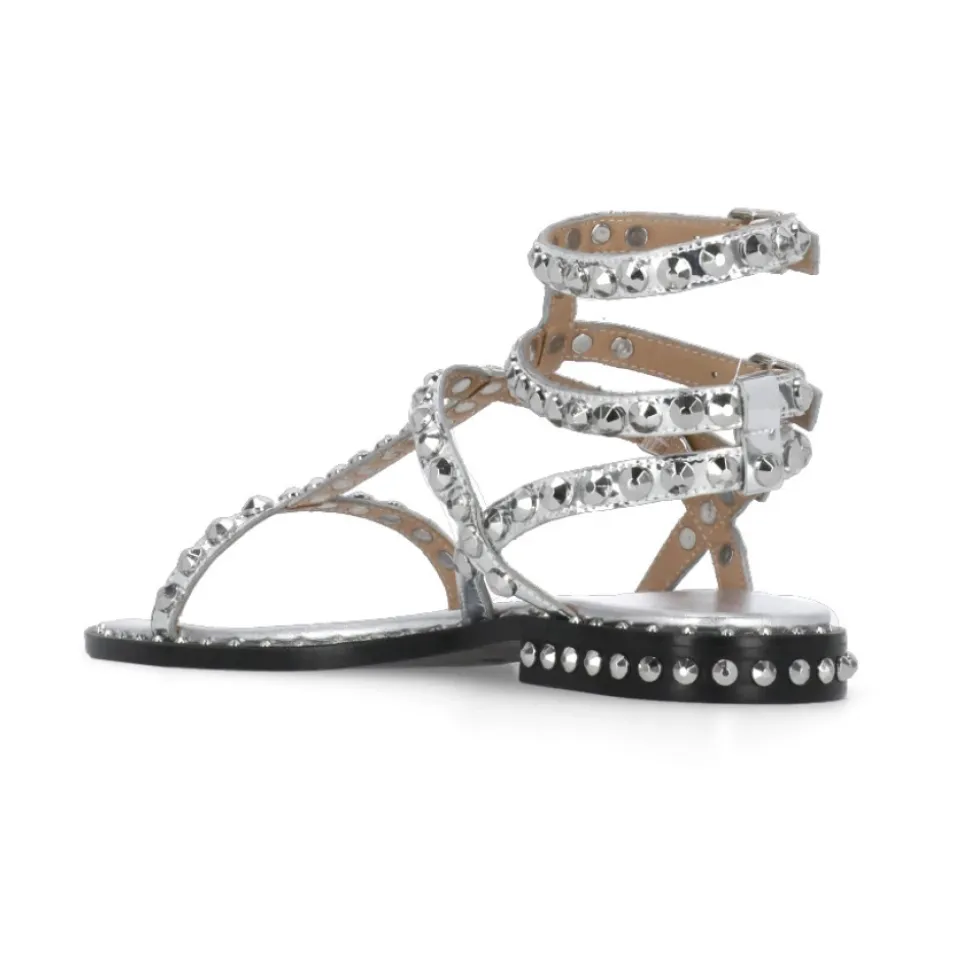 Silberne Ledersandalen mit Nieten