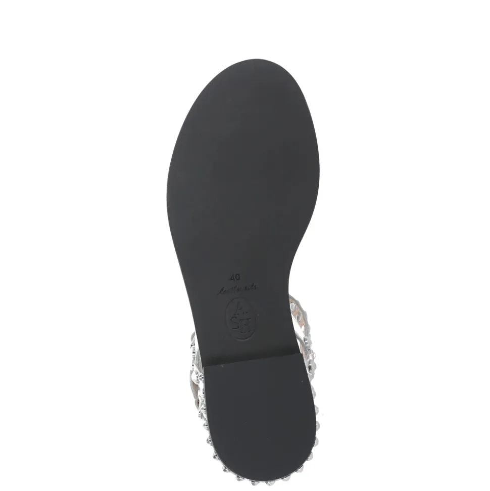 Silberne Ledersandalen mit Nieten