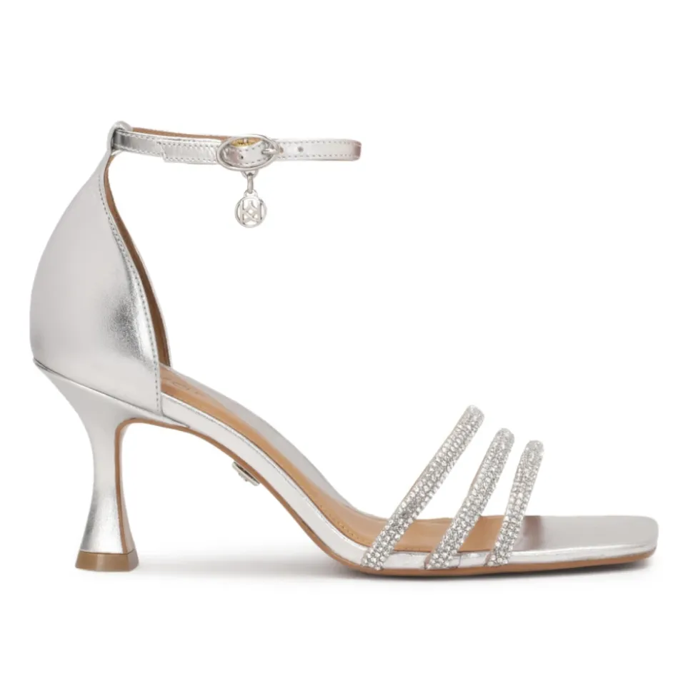 Silberne Ledersandalen mit einem bedeckten Absatz
