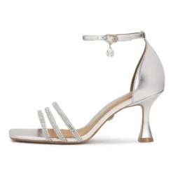 Silberne Ledersandalen mit einem bedeckten Absatz