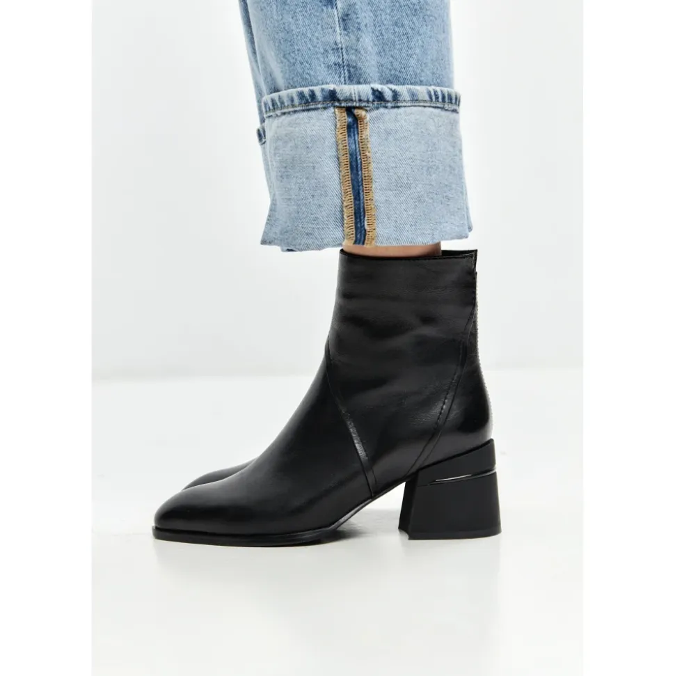 Skulptierte Eleganz Stiefeletten