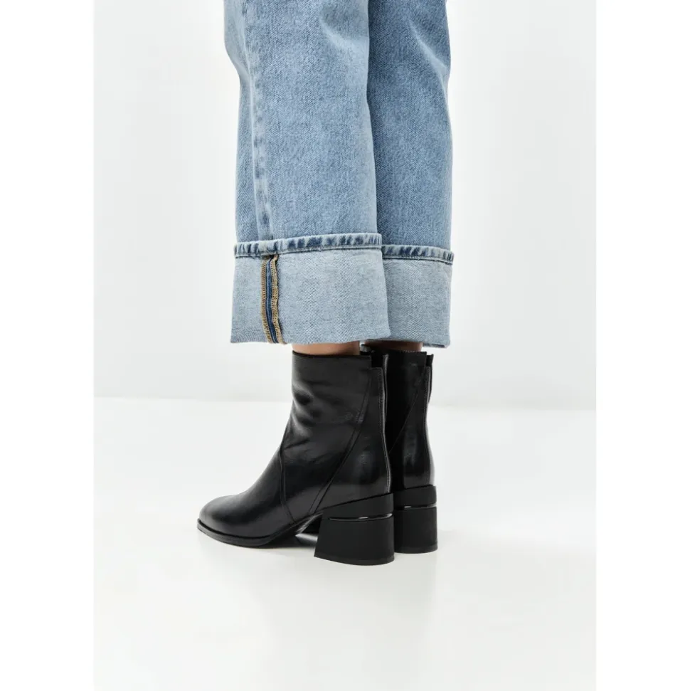 Skulptierte Eleganz Stiefeletten