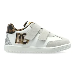 Sportschuhe mit Logo und schimmernden Applikationen