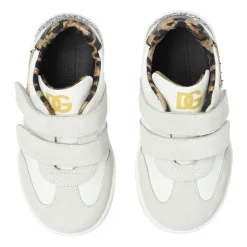 Sportschuhe mit Logo und schimmernden Applikationen