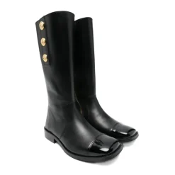 Stiefel mit Knöpfen