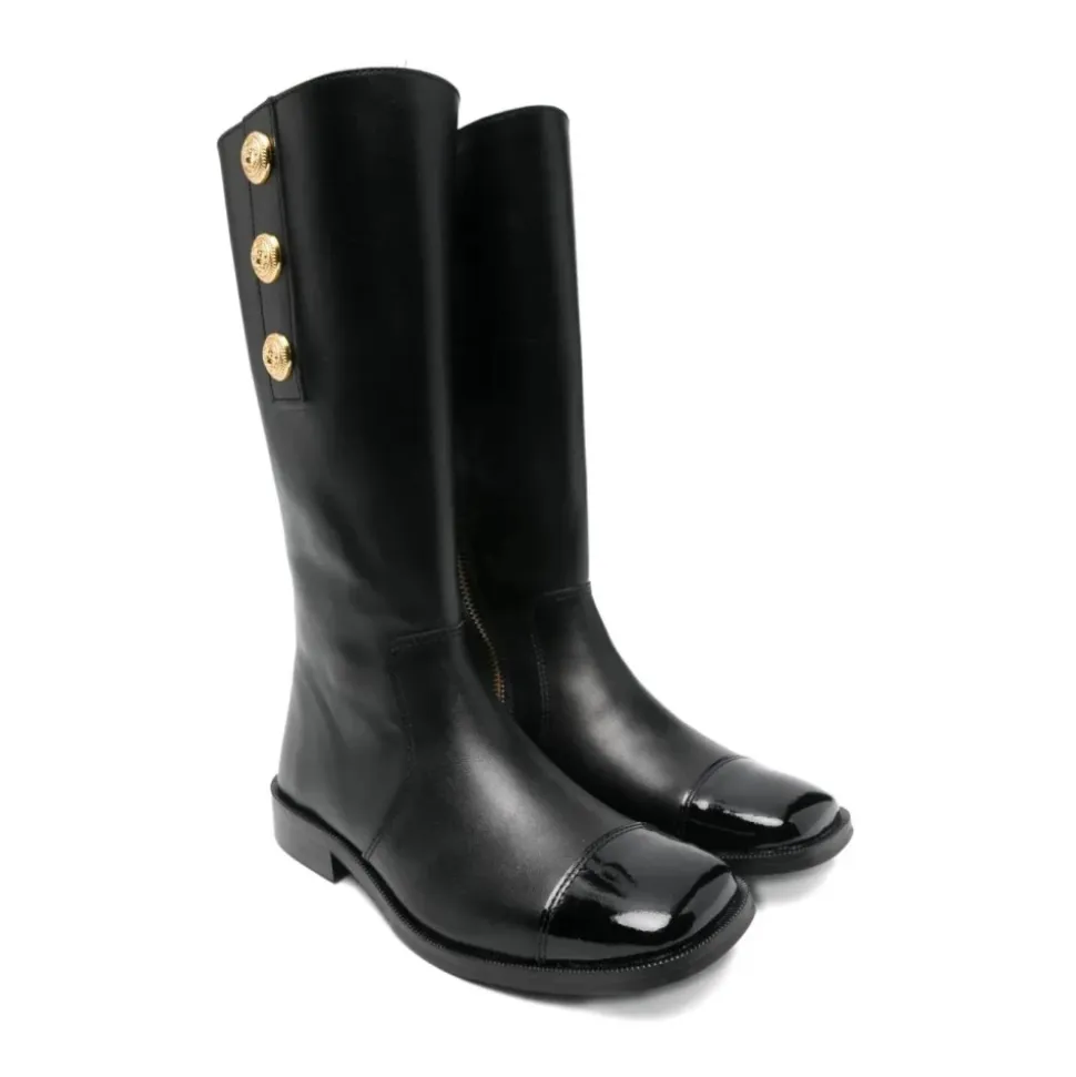 Stiefel mit Knöpfen