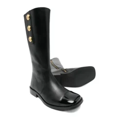 Stiefel mit Knöpfen