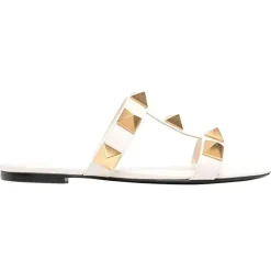 Stilvolle flache Ledersandalen mit Nieten