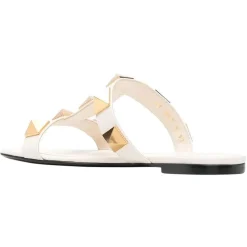 Stilvolle flache Ledersandalen mit Nieten