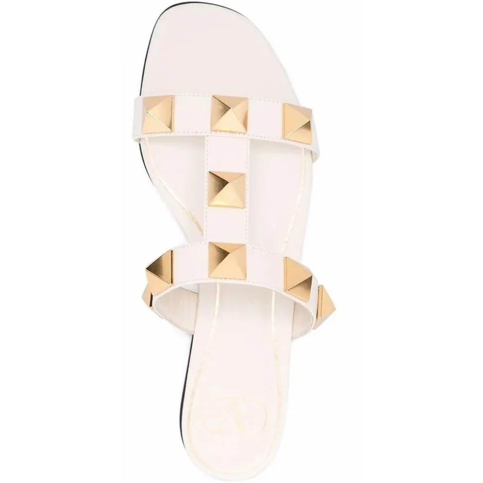 Stilvolle flache Ledersandalen mit Nieten