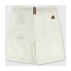 Stylische weiße Shorts mit Taschen