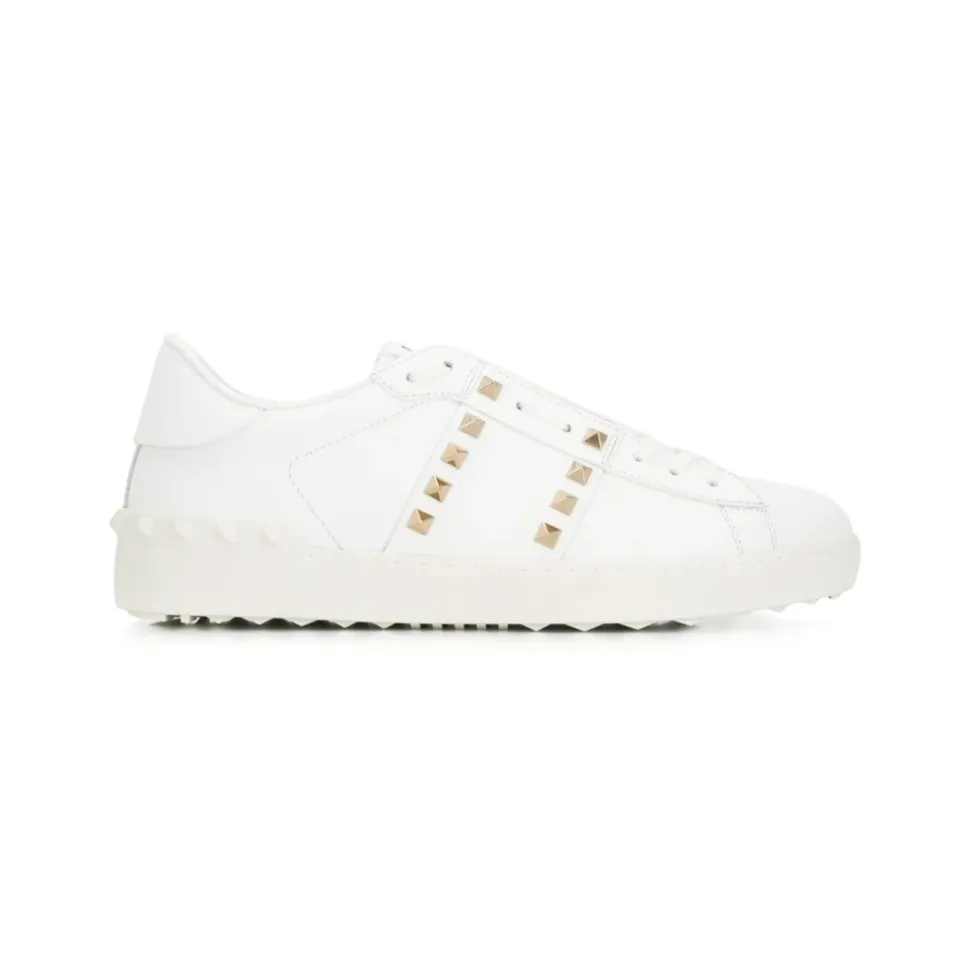 Weiße flache Schuhe mit Rockstud-Verzierung