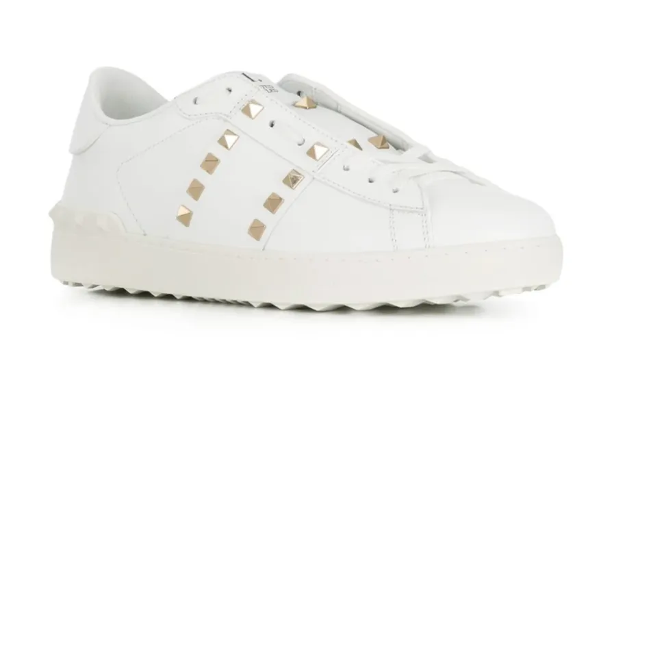 Weiße flache Schuhe mit Rockstud-Verzierung