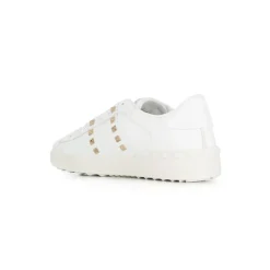Weiße flache Schuhe mit Rockstud-Verzierung