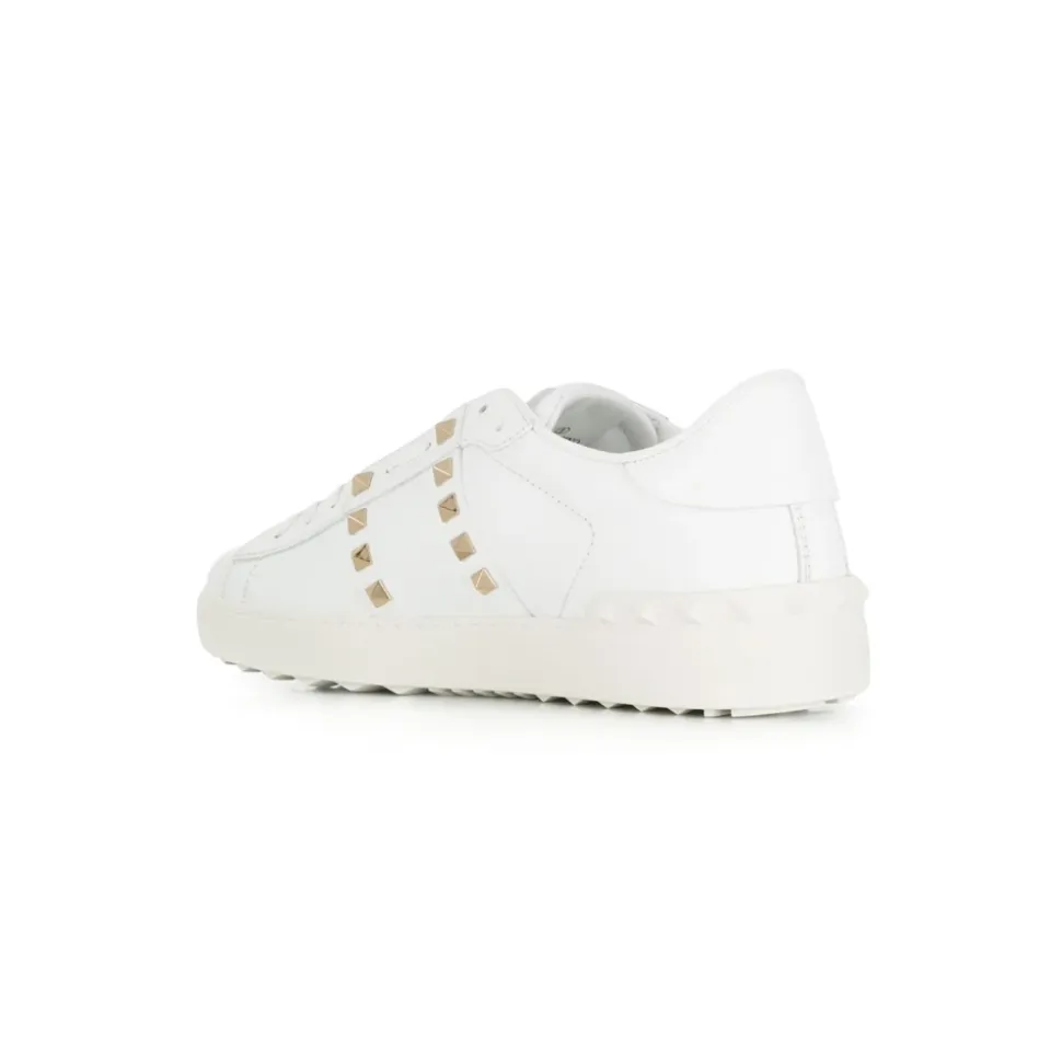 Weiße flache Schuhe mit Rockstud-Verzierung