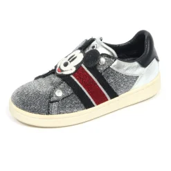 Weiße Kinderschuh Modell