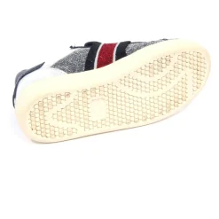 Weiße Kinderschuh Modell