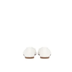 Weiße Lederballerinas mit Anhänger