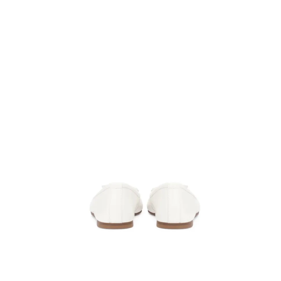 Weiße Lederballerinas mit Anhänger